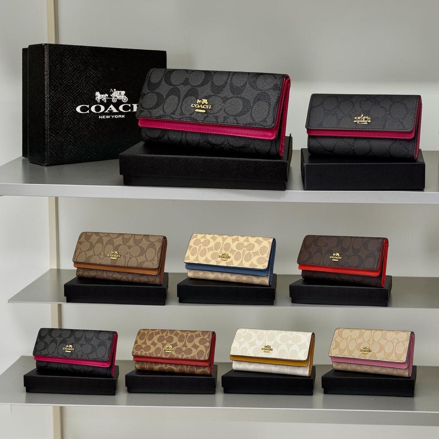 Billetera coach en caja