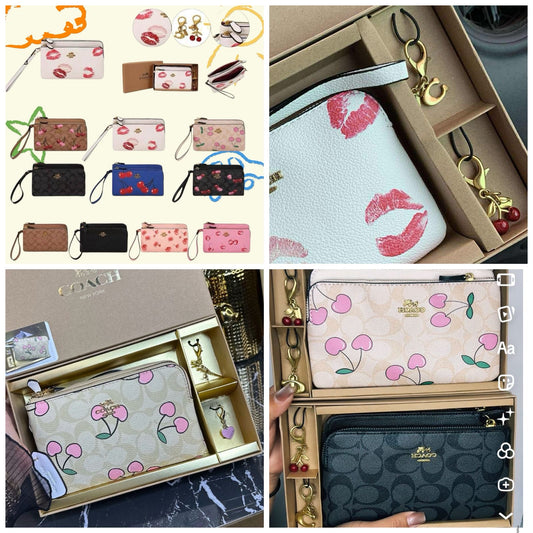 Muñequera con llaveros en caja